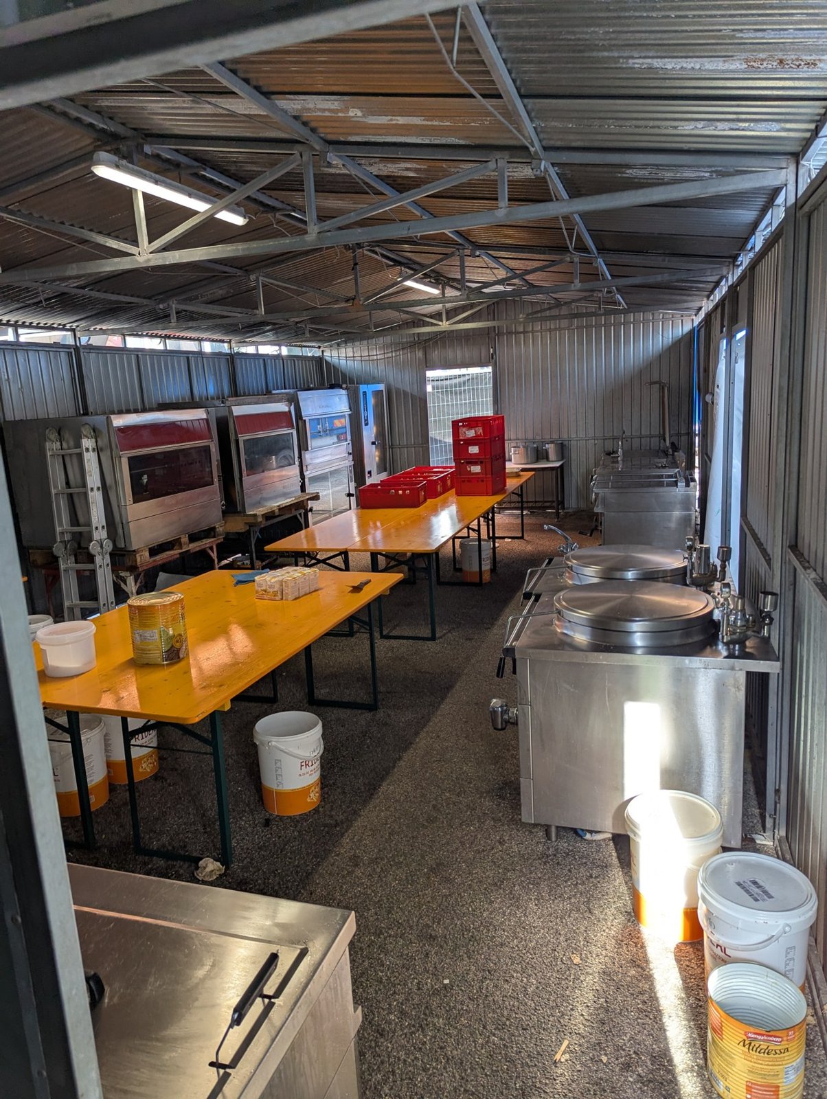 Mobiler Gastronomieaufbau mit Küchenausstattung
